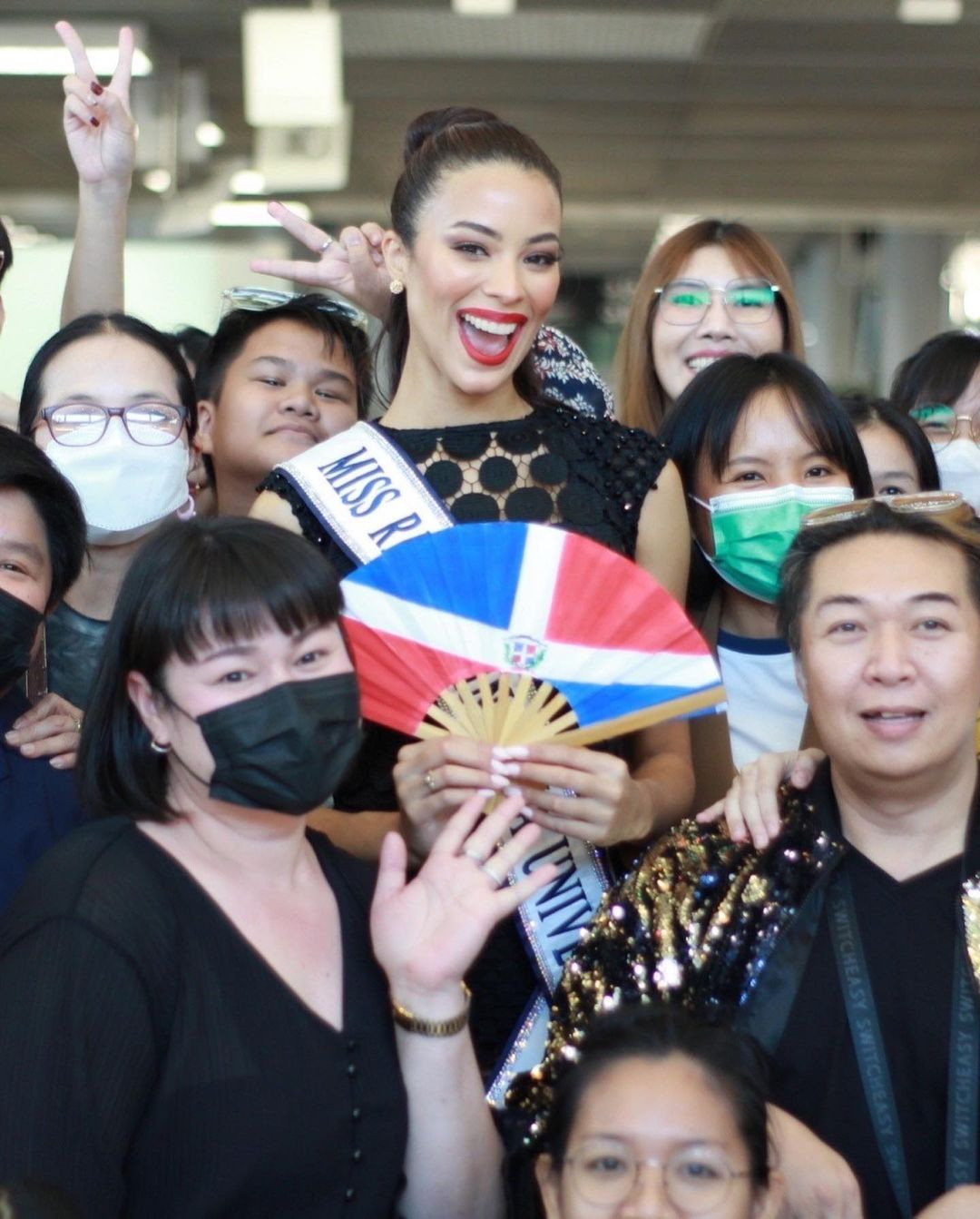 Sau phát ngôn gây sốc, Andreina Martinez vẫn được các fan chào đón nồng nhiệt. Nhiều người hâm mộ vây quanh cô ở sân bay để chụp ảnh. Dù chỉ giành ngôi Á hậu 2 tại Miss Universe 2022, Andreína Martínez được công chúng quan tâm không kém Hoa hậu và Á hậu 1. Cô thậm chí còn được cho rằng xứng đáng để đăng quang Hoa hậu Hoàn vũ 2022.