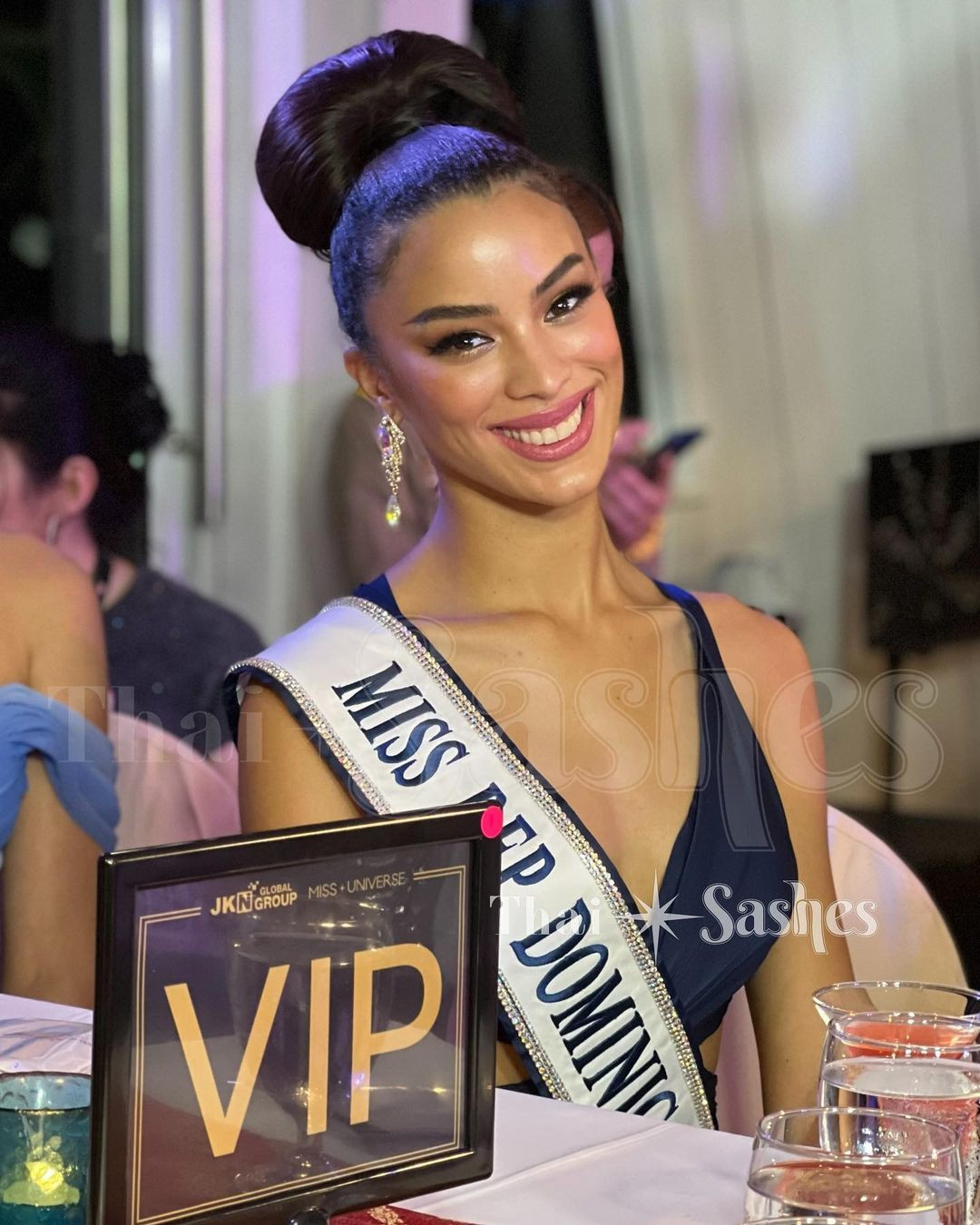 Á hậu 2 Andreína Martínez cũng chọn kiểu tóc búi sang trọng, cô ghi điểm với vẻ đẹp sắc sảo, cá tính. Andreína Martínez được công chúng Thái Lan yêu mến, thậm chí còn được chào đón nồng nhiệt hơn cả Hoa hậu Hoàn vũ 2022 R'Bonney Gabriel.