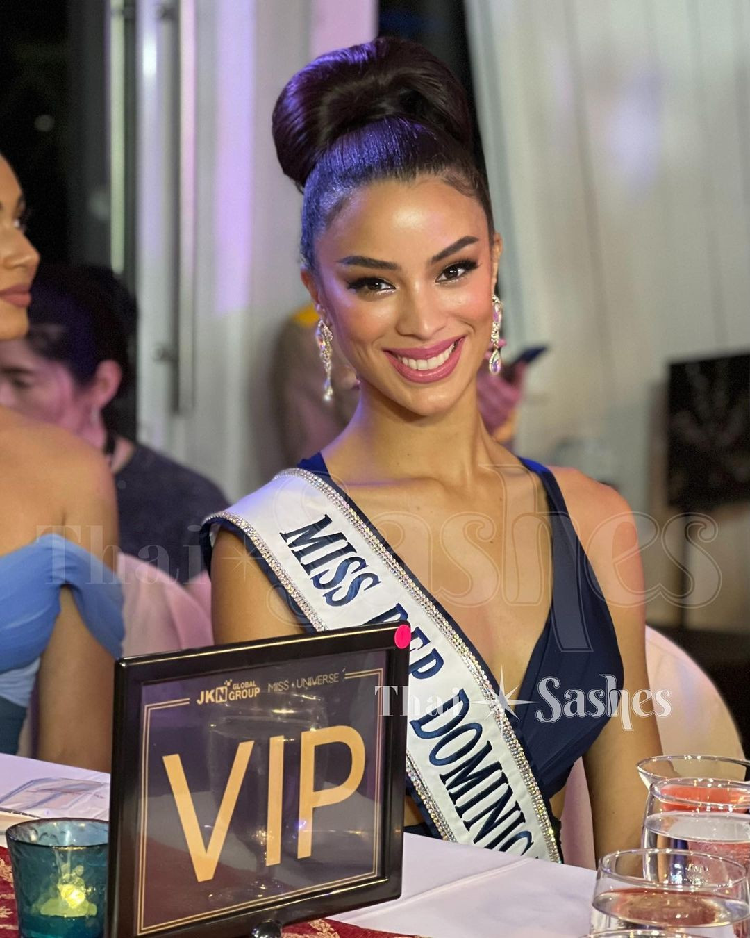 Á hậu 2 Andreína Martínez cũng chọn kiểu tóc búi sang trọng, cô ghi điểm với vẻ đẹp sắc sảo, cá tính. Andreína Martínez được công chúng Thái Lan yêu mến, thậm chí còn được chào đón nồng nhiệt hơn cả Hoa hậu Hoàn vũ 2022 R'Bonney Gabriel.