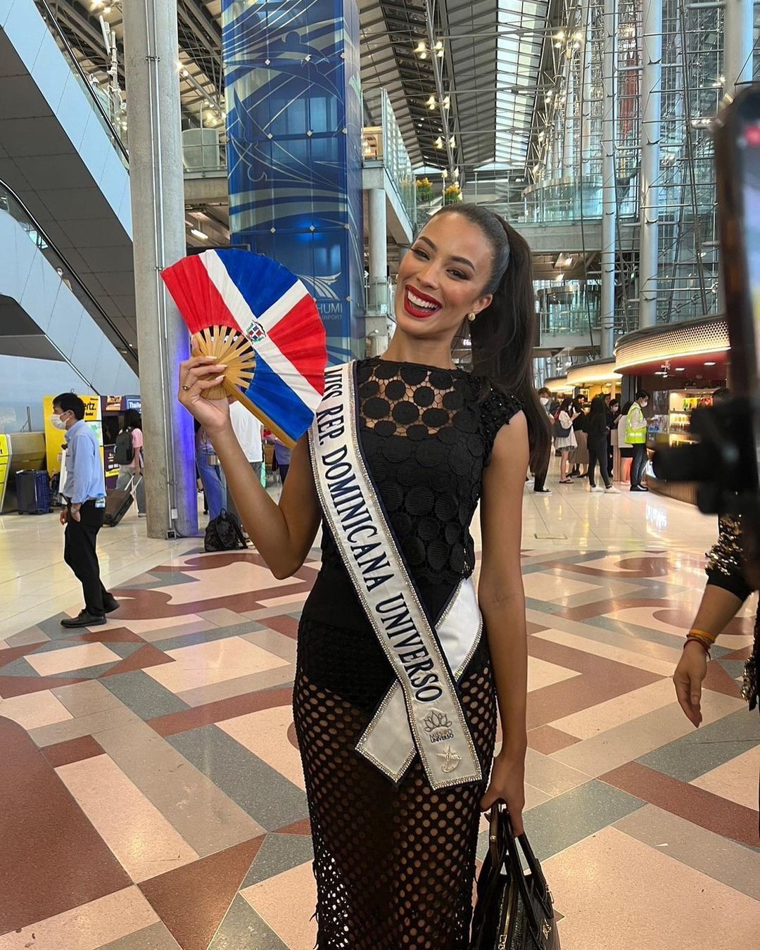 Á hậu 2 người Cộng hòa Dominica - Andreína Martínez cũng xuất hiện trong chuyến đi này. Cô diện bộ váy ren màu đen xuyên thấu gợi cảm khi có mặt ở sân bay. Mới đây, Andreina Martinez khiến nhiều người bất ngờ khi xác nhận Miss Universe 2022 thiên vị chủ nhà USA - đồng thời là dải sash giành chiến thắng Hoa hậu Hoàn vũ năm nay.