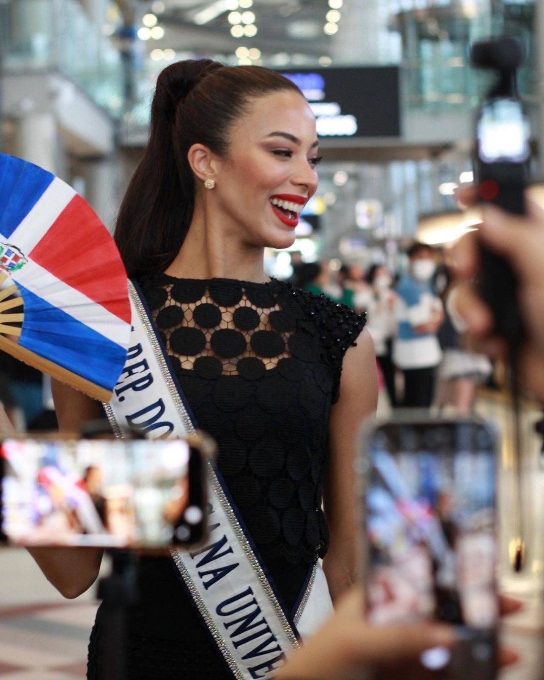 Á hậu 2 người Cộng hòa Dominica - Andreína Martínez cũng xuất hiện trong chuyến đi này. Cô diện bộ váy ren màu đen xuyên thấu gợi cảm khi có mặt ở sân bay. Mới đây, Andreina Martinez khiến nhiều người bất ngờ khi xác nhận Miss Universe 2022 thiên vị chủ nhà USA - đồng thời là dải sash giành chiến thắng Hoa hậu Hoàn vũ năm nay.