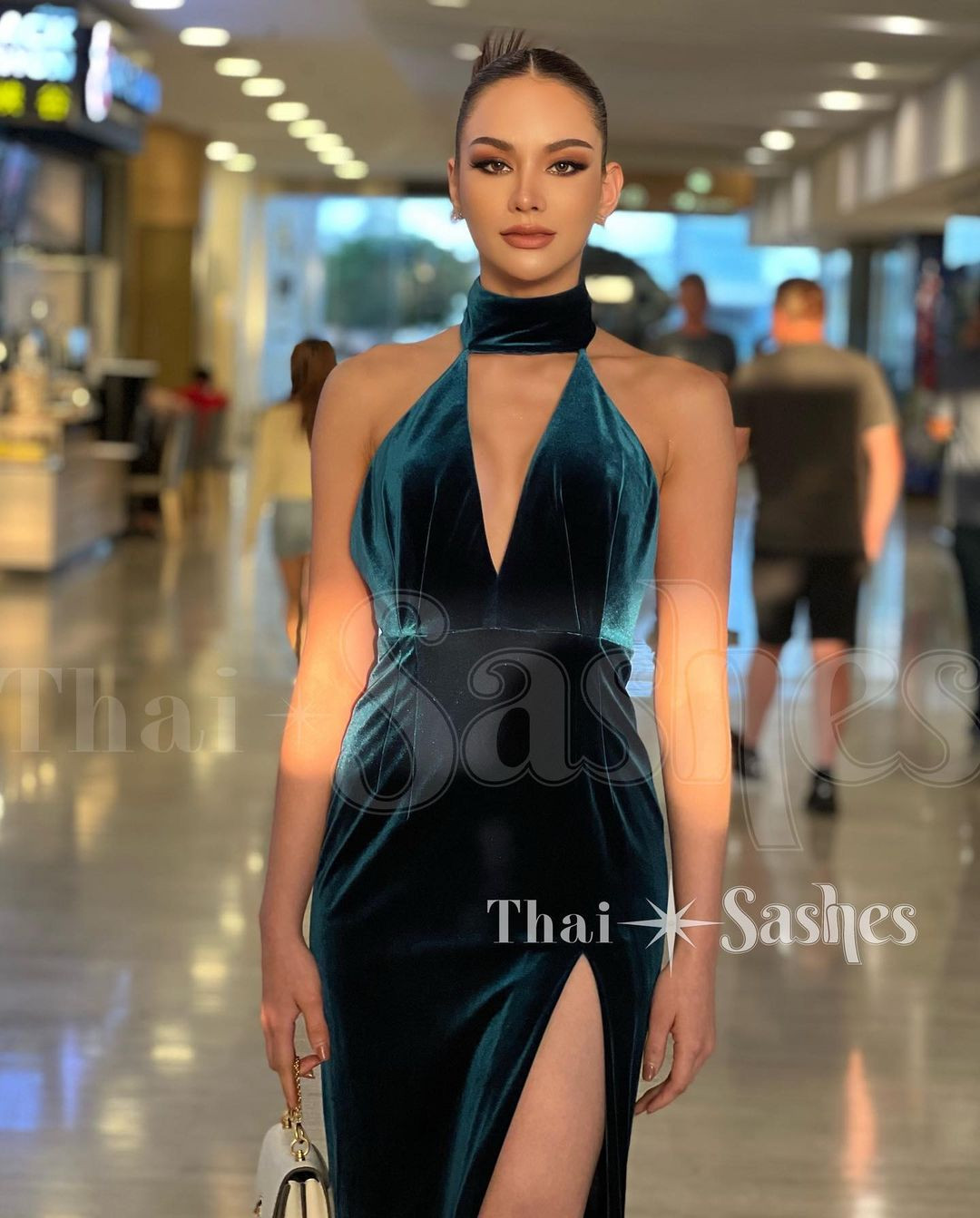 Anna Sueangam-iam diện bộ váy chất liệu nhung, xẻ vòng một. Cô đăng quang ngôi vị Hoa hậu Hoàn vũ Thái Lan 2022 và trở thành đại diện xứ sở chùa Vàng ở Miss Universe 2022. Anna Sueangam-iam gây chú ý với câu chuyện tuổi thơ lớn lên bên bố mẹ làm công việc thu gom rác thải ở Bangkok. Cô có nhan sắc quyến rũ, tuy nhiên hạn chế là khả năng ngoại ngữ. Dù được kỳ vọng, Anna Sueangam-iam phải ra về trắng tay tại Miss Universe 2022. Tuy nhiên, người đẹp vẫn được khán giả Thái Lan yêu mến sau cuộc thi.