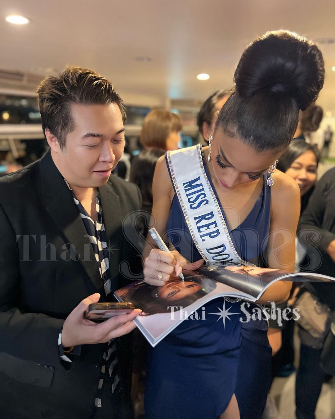 Sự xuất hiện của Hoa hậu Hoàn vũ 2022 R'Bonney Gabriel cùng Á hậu 2 Andreína Martínez, người đẹp top 5 Gabriëla Dos Santos thu hút sự chú ý của khán giả và truyền thông Thái Lan trong những ngày qua. Nhiều fan sắc đẹp có mặt ở buổi tiệc và mang theo những tấm poster để xin chữ ký của các người đẹp.