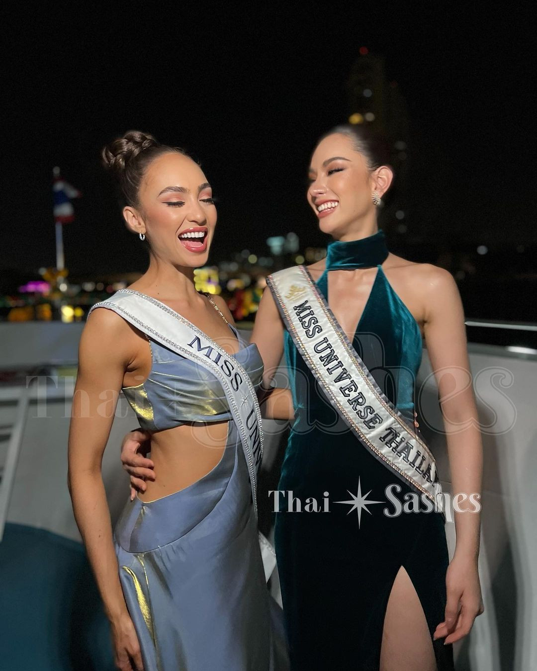 Hoa hậu Hoàn vũ 2022 R'Bonney Gabriel vui mừng khi hội ngộ người bạn cũ là Hoa hậu Thái Lan. Cả hai vui vẻ ôn lại những câu chuyện khi cùng tham dự Miss Universe 2022 tại Mỹ.