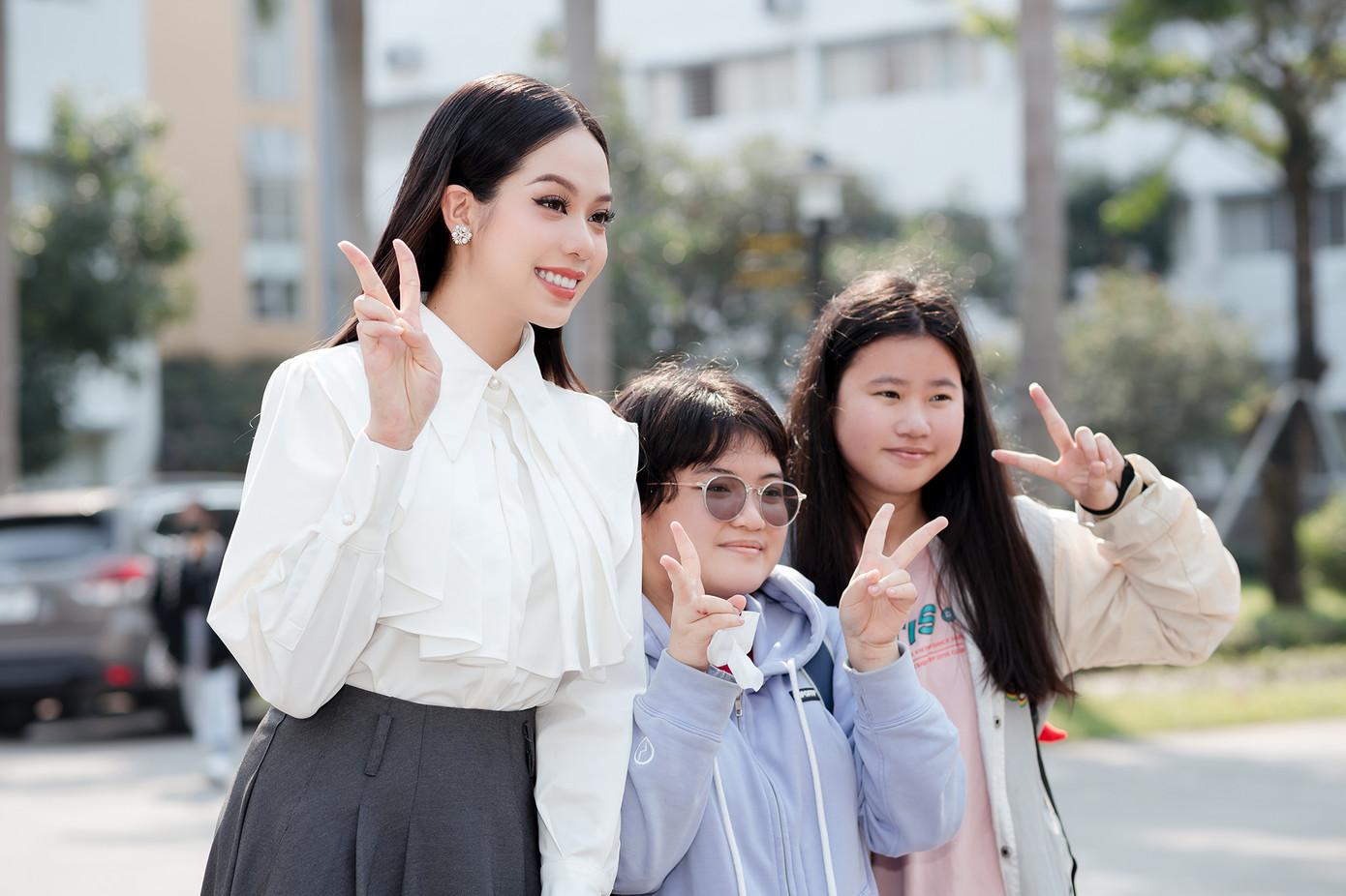 Người đẹp nhận được sự yêu mến của các bạn trẻ khi về thăm trường.