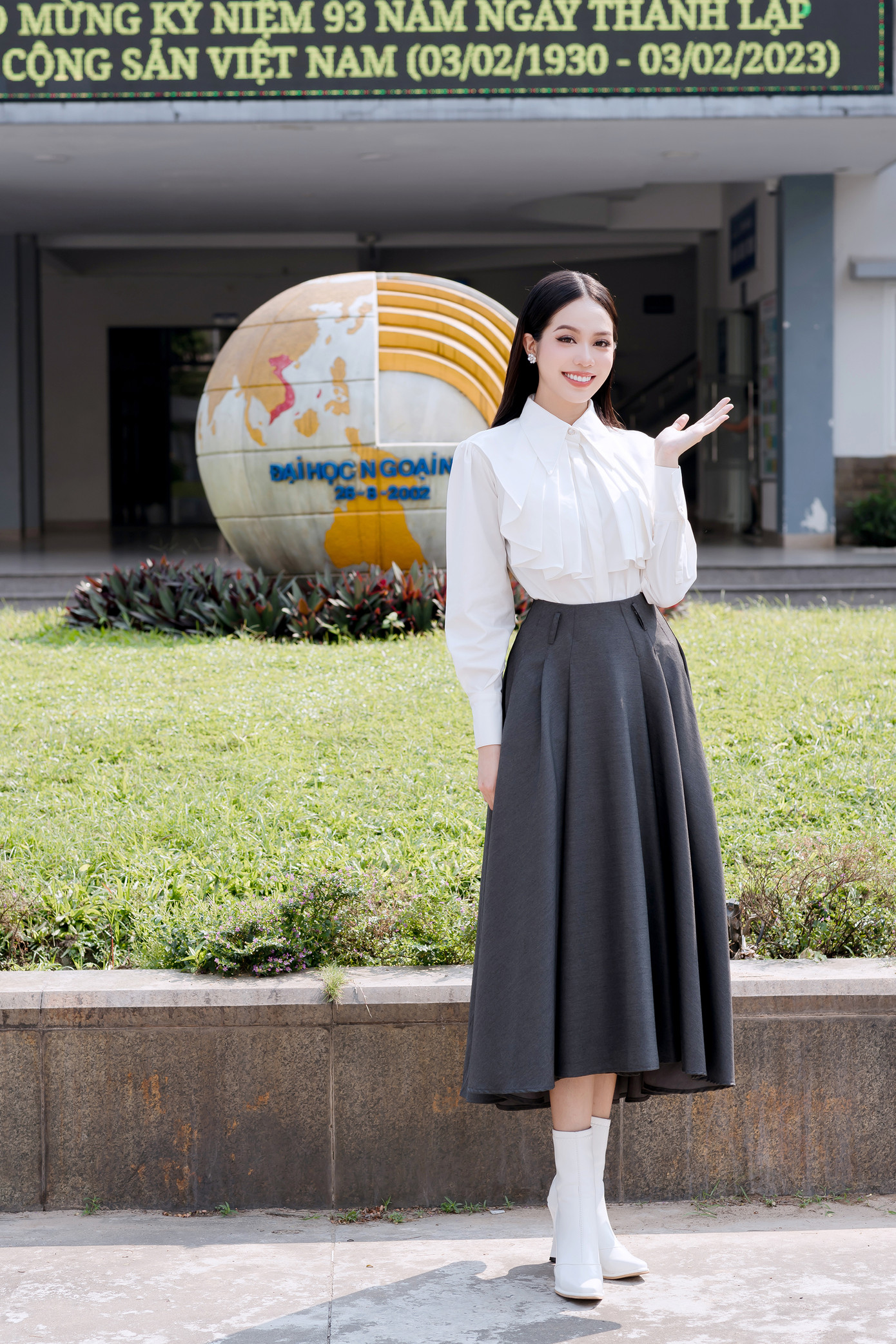 Bộ trang phục thanh lịch của Thanh Thủy cũng nhận được nhiều lời khen của khán giả. Cô kết hợp cùng boots trắng đồng điệu. Có chiều cao 1,75 m, Thanh Thủy dễ dàng chinh phục nhiều phong cách thời trang khác nhau.