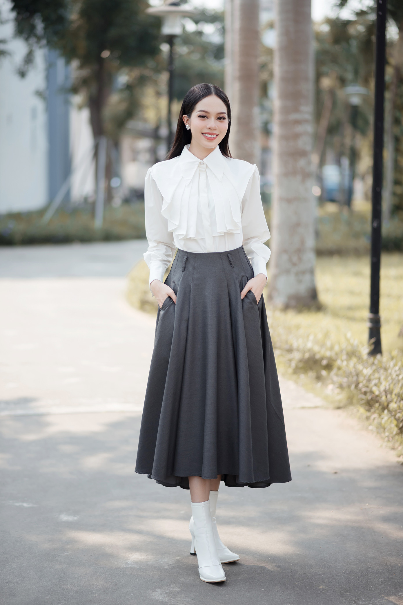 Sau gần 2 tháng đăng quang, Hoa hậu Thanh Thủy trở về thăm trường trong bộ trang phục tông màu đen - trắng kín đáo và thanh lịch. Cô lựa chọn kiểu tóc thẳng đơn giản và make-up nhẹ nhàng. Có thể thấy người đẹp Đà Nẵng sử dụng phong cách làm tóc và trang điểm khác với mọi khi. Trước đó, khán giả quen thuộc với hình ảnh Thanh Thủy để tóc xoăn.