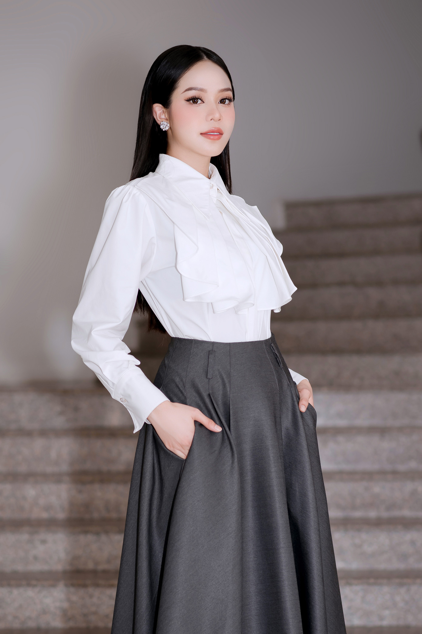 Sau gần 2 tháng đăng quang, Hoa hậu Thanh Thủy trở về thăm trường trong bộ trang phục tông màu đen - trắng kín đáo và thanh lịch. Cô lựa chọn kiểu tóc thẳng đơn giản và make-up nhẹ nhàng. Có thể thấy người đẹp Đà Nẵng sử dụng phong cách làm tóc và trang điểm khác với mọi khi. Trước đó, khán giả quen thuộc với hình ảnh Thanh Thủy để tóc xoăn.