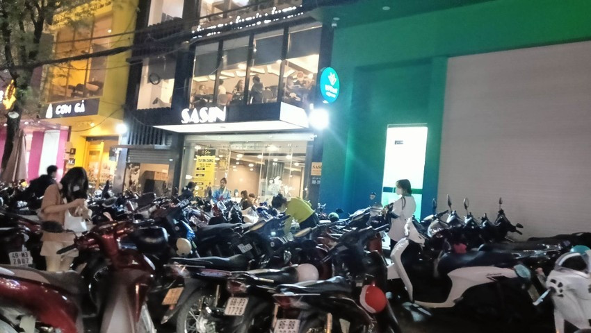 Các quán ăn đông đúc dịp Valentine. Ảnh: Mộc Nhiên