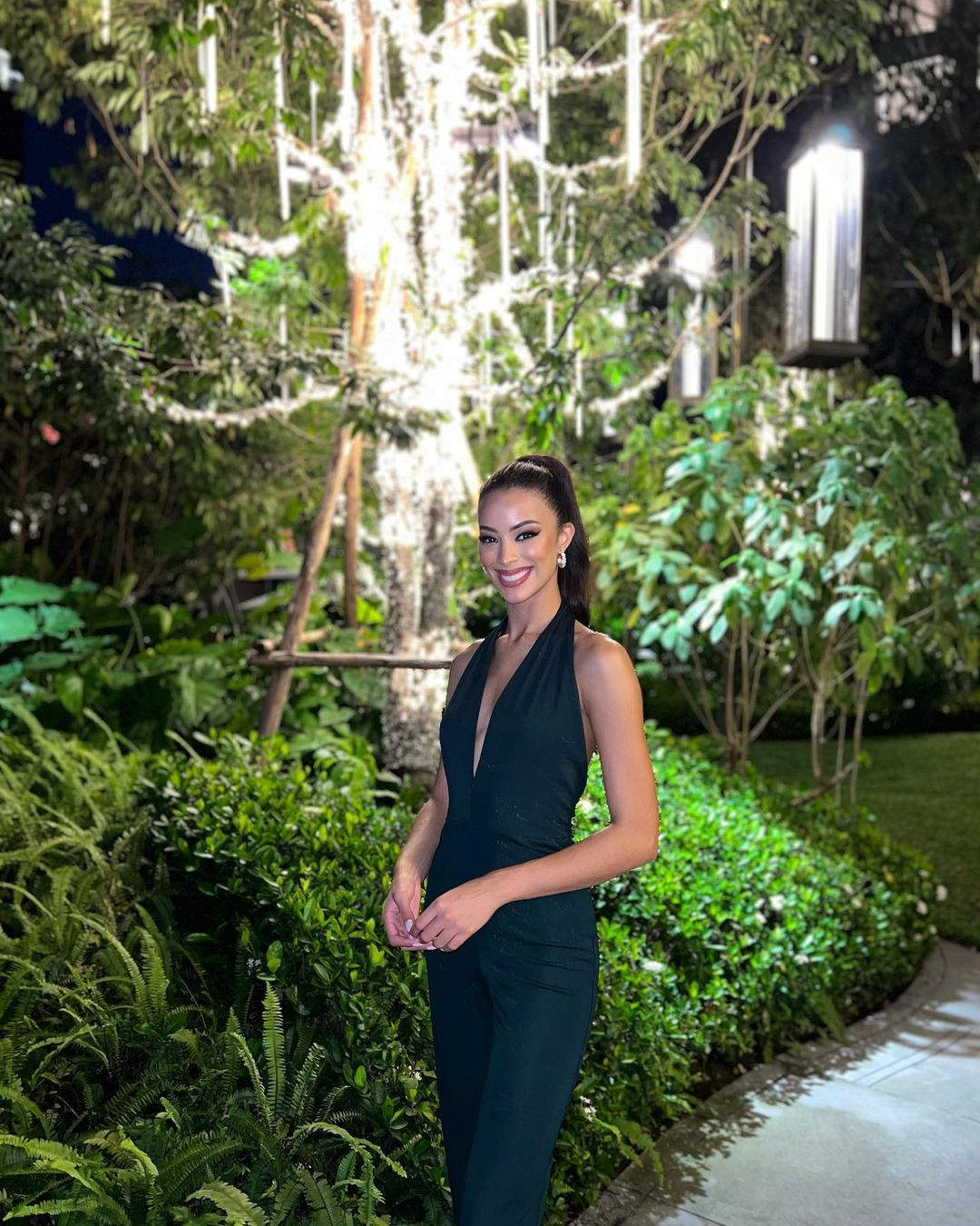 Andreína Martínez thay trang phục màu đen xẻ vòng 1 quyến rũ khi tham gia buổi tiệc tối ở Thái Lan cùng ban tổ chức Miss Universe. Nhan sắc của người đẹp Cộng hoà Dominica được cho là ngày càng nóng bỏng sau khi giành ngôi Á hậu 2.