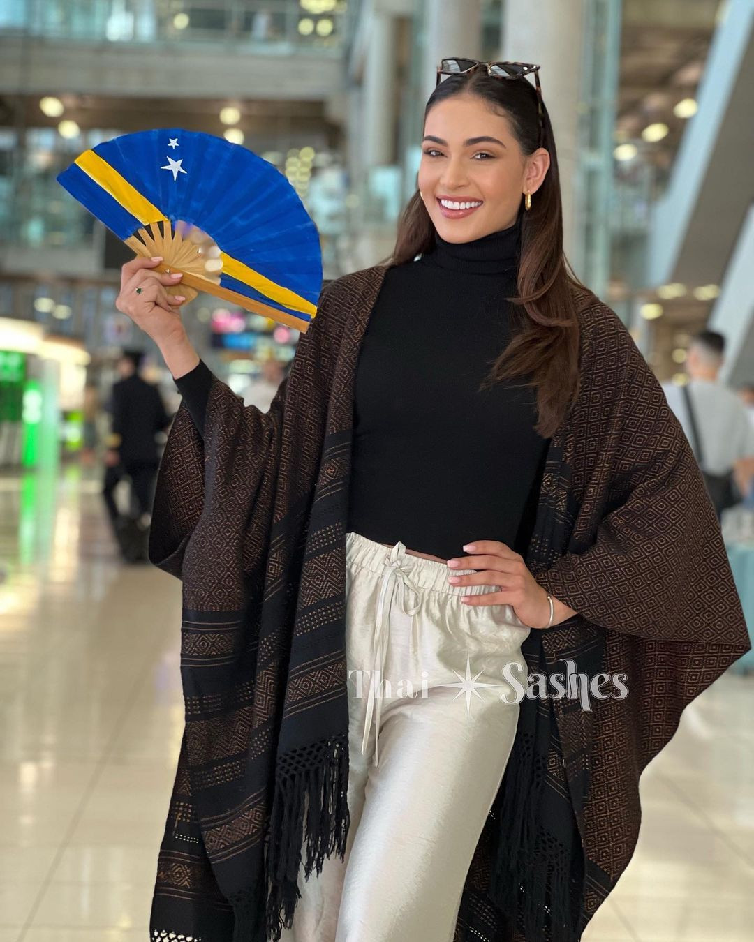 Người đẹp Curacao - Gabriëla Dos Santos, top 5 Hoa hậu Hoàn vũ 2022 cũng xuất hiện trong chuyến đi tới Thái Lan lần này. Cô diện trang phục giản dị, năng động để phù hợp với chuyến bay. Ngay khi vừa hạ cánh, Gabriëla Dos Santos đã được đông đảo fan chào đón.