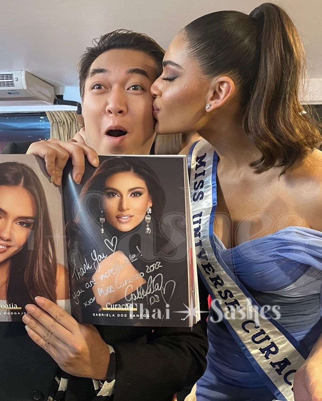 Sự xuất hiện của Hoa hậu Hoàn vũ 2022 R'Bonney Gabriel cùng Á hậu 2 Andreína Martínez, người đẹp top 5 Gabriëla Dos Santos thu hút sự chú ý của khán giả và truyền thông Thái Lan trong những ngày qua. Nhiều fan sắc đẹp có mặt ở buổi tiệc và mang theo những tấm poster để xin chữ ký của các người đẹp.