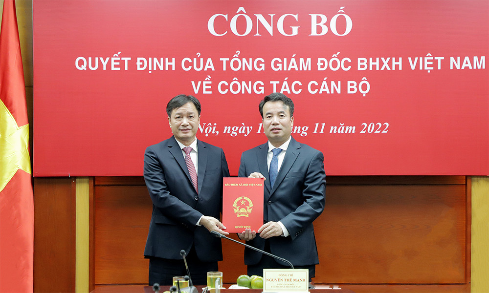 Tổng Giám đốc BHXH Việt Nam Nguyễn Thế Mạnh (phải) trao Quyết định bổ nhiệm Giám đốc BHXH Hà Nội cho ông Phan Văn Mến.