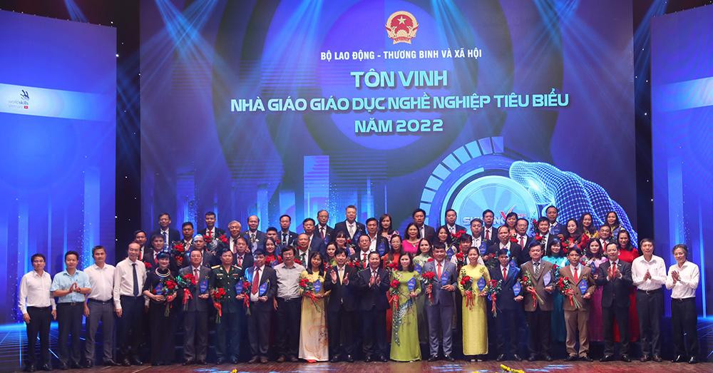 54 nhà giáo giáo dục nghề nghiệp được tôn vinh tại Lễ Kỷ niệm ngày Kỹ năng lao động Việt Nam năm 2022. 54 nhà giáo giáo dục nghề nghiệp được tôn vinh tại Lễ Kỷ niệm ngày Kỹ năng lao động Việt Nam năm 2022.