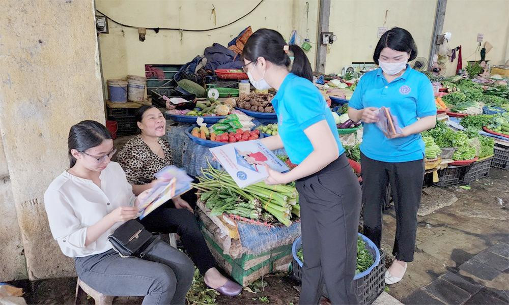 BHXH Việt Nam ưu tiên đề xuất giải quyết chế độ, quyền lợi cho các chủ hộ kinh doanh đã đóng BHXH bắt buộc. Ảnh minh họa.