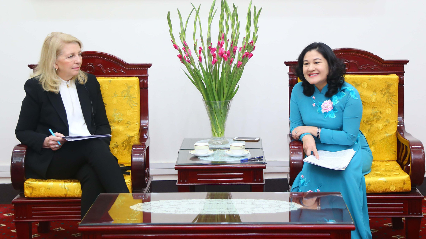Thứ trưởng Nguyễn Thị Hà (phải) và bà Catherine Russell, Giám đốc điều hành UNICEF (trái) trao đổi tại buổi tiếp Thứ trưởng Nguyễn Thị Hà (phải) và bà Catherine Russell, Giám đốc điều hành UNICEF (trái) trao đổi tại buổi tiếp