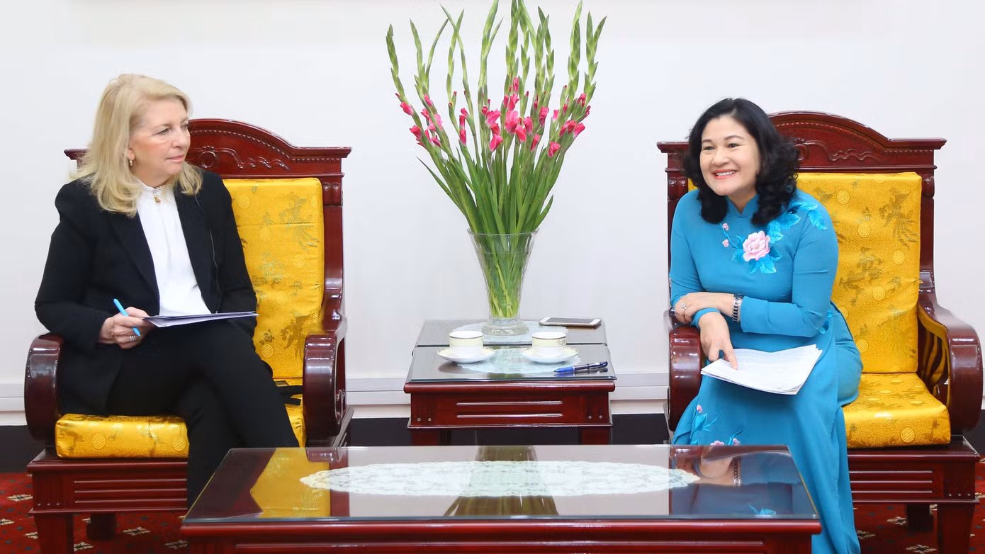 Thứ trưởng Nguyễn Thị Hà (phải) và bà Catherine Russell, Giám đốc điều hành UNICEF (trái) trao đổi tại buổi tiếp