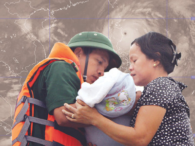 Lực lượng cứu hộ giúp dân đưa trẻ sơ sinh thoát khỏi vùng lũ dữ ở Hương Khê, Hà Tĩnh