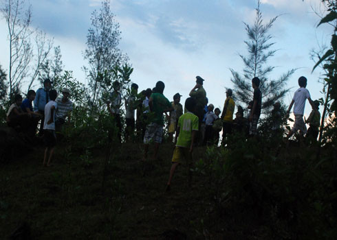 Đến tối, cuộc săn phải chấm dứt, trong khi dân địa phương vẫn tụ tập để nghe ngóng tin tức về dã thú.