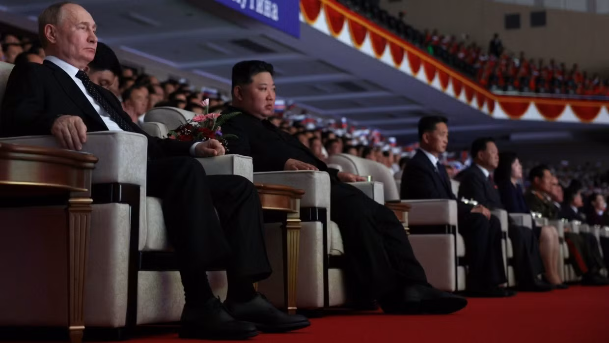 Lãnh đạo Nga - Triều Tiên xem trình diễn nghệ thuật ở Bình Nhưỡng. Ảnh: Sputnik