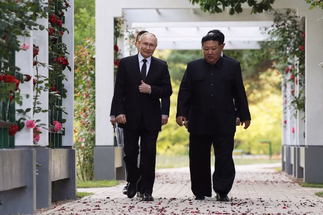 Lãnh đạo Nga và Triều Tiên cùng nhau đi dạo. Ảnh: Reuters