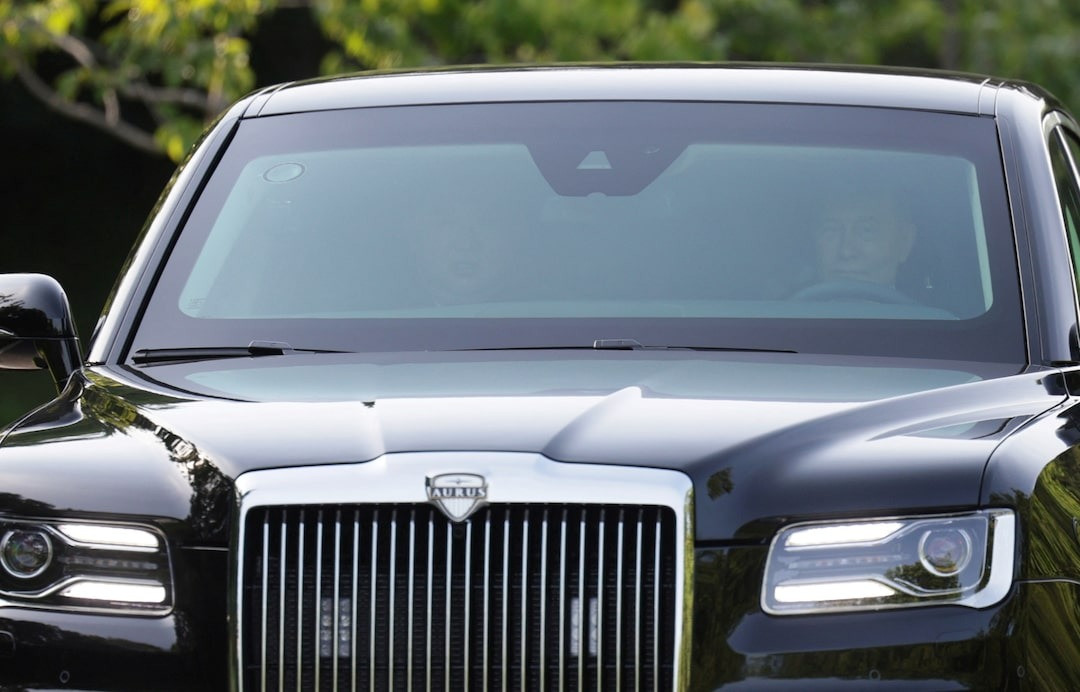 Kết thúc cuộc làm việc tại Kumsusan, Tổng thống Nga và Chủ tịch Triều Tiên đã cùng bước lên chiếc xe sang Aurus Senat. Ông Putin ngồi sau tay lái, trong khi ông Kim Jong-un ngồi bên cạnh. Hai lãnh đạo lái xe khoảng vài kilomet, sau đó xuống đi bộ. Ảnh: Reuters Kết thúc cuộc làm việc tại Kumsusan, Tổng thống Nga và Chủ tịch Triều Tiên đã cùng bước lên chiếc xe sang Aurus Senat. Ông Putin ngồi sau tay lái, trong khi ông Kim Jong-un ngồi bên cạnh. Hai lãnh đạo lái xe khoảng vài kilomet, sau đó xuống đi bộ. Ảnh: Reuters