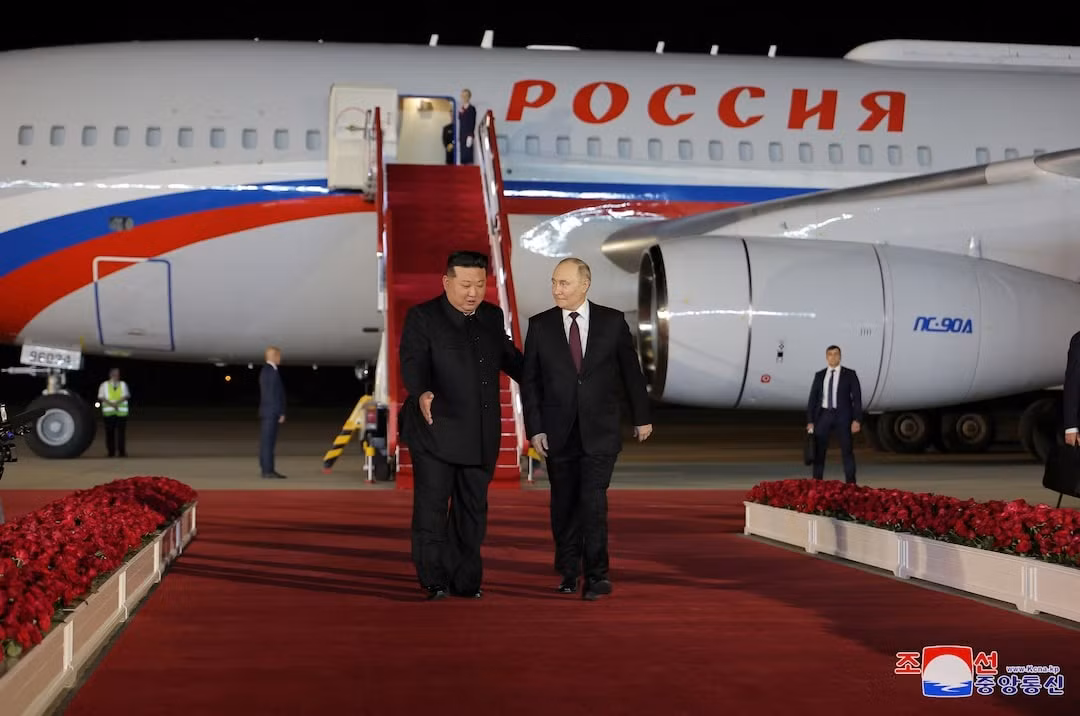 Rạng sáng 19/6, chuyên cơ của Tổng thống Nga Vladimir Putin đáp xuống sân bay Bình Nhưỡng (Triều Tiên). Chủ tịch Triều Tiên Kim Jong-un đích thân đón lãnh đạo Nga tại sân bay. Ảnh: Reuters
