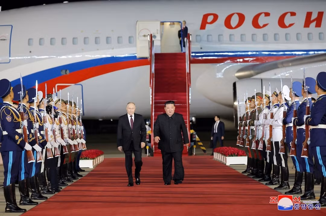 Rạng sáng 19/6, chuyên cơ của Tổng thống Nga Vladimir Putin đáp xuống sân bay Bình Nhưỡng (Triều Tiên). Chủ tịch Triều Tiên Kim Jong-un đích thân đón lãnh đạo Nga tại sân bay. Ảnh: Reuters