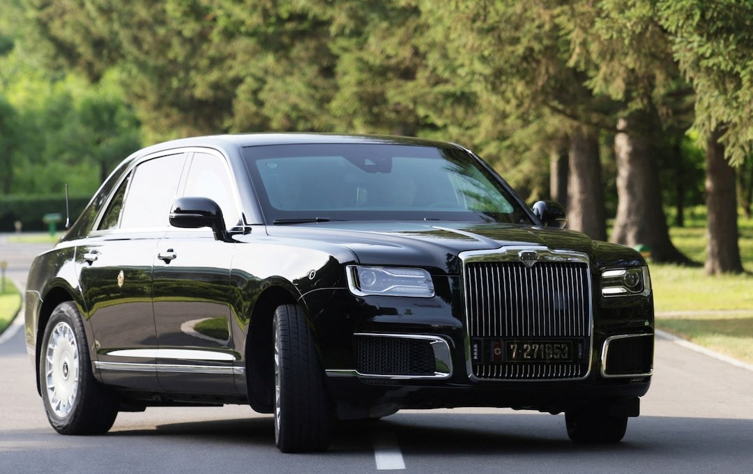 Kết thúc cuộc làm việc tại Kumsusan, Tổng thống Nga và Chủ tịch Triều Tiên đã cùng bước lên chiếc xe sang Aurus Senat. Ông Putin ngồi sau tay lái, trong khi ông Kim Jong-un ngồi bên cạnh. Hai lãnh đạo lái xe khoảng vài kilomet, sau đó xuống đi bộ. Ảnh: Reuters Kết thúc cuộc làm việc tại Kumsusan, Tổng thống Nga và Chủ tịch Triều Tiên đã cùng bước lên chiếc xe sang Aurus Senat. Ông Putin ngồi sau tay lái, trong khi ông Kim Jong-un ngồi bên cạnh. Hai lãnh đạo lái xe khoảng vài kilomet, sau đó xuống đi bộ. Ảnh: Reuters