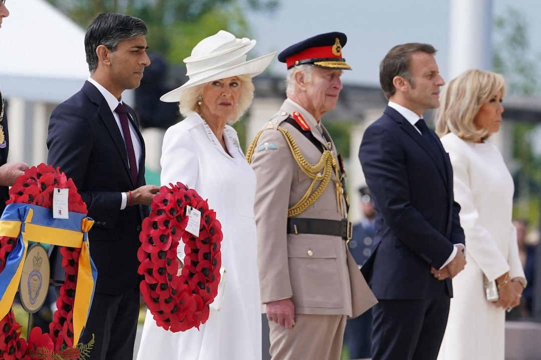 Thủ tướng Anh Rishi Sunak, Nữ hoàng Camilla, Vua Charles của Anh, Tổng thống Pháp Emmanuel Macron và phu nhân Brigitte Macron tại Đài tưởng niệm Normandy của binh sĩ Anh ở Ver-sur-Mer (Normandy, Pháp) hôm 6/6. Ảnh: Reuters Thủ tướng Anh Rishi Sunak, Nữ hoàng Camilla, Vua Charles của Anh, Tổng thống Pháp Emmanuel Macron và phu nhân Brigitte Macron tại Đài tưởng niệm Normandy của binh sĩ Anh ở Ver-sur-Mer (Normandy, Pháp) hôm 6/6. Ảnh: Reuters