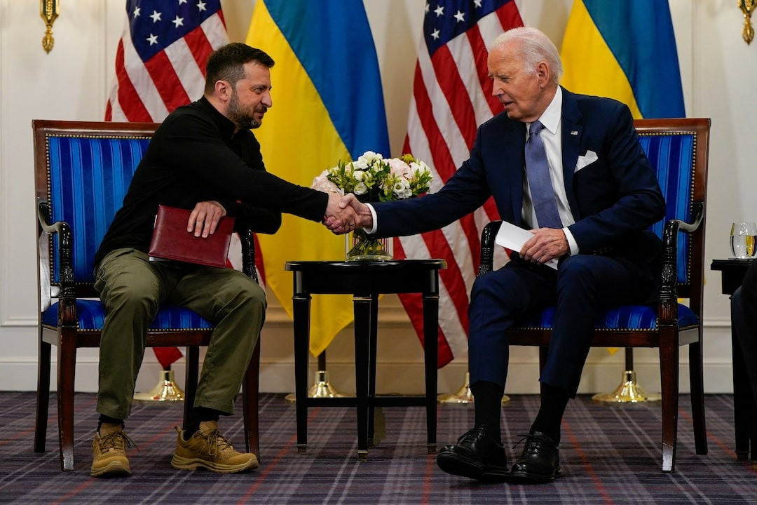 Tổng thống Mỹ Joe Biden gặp Tổng thống Ukraine Volodymyr Zelensky tại Paris (Pháp) hôm 7/6. Ảnh: Reuters Tổng thống Mỹ Joe Biden gặp Tổng thống Ukraine Volodymyr Zelensky tại Paris (Pháp) hôm 7/6. Ảnh: Reuters