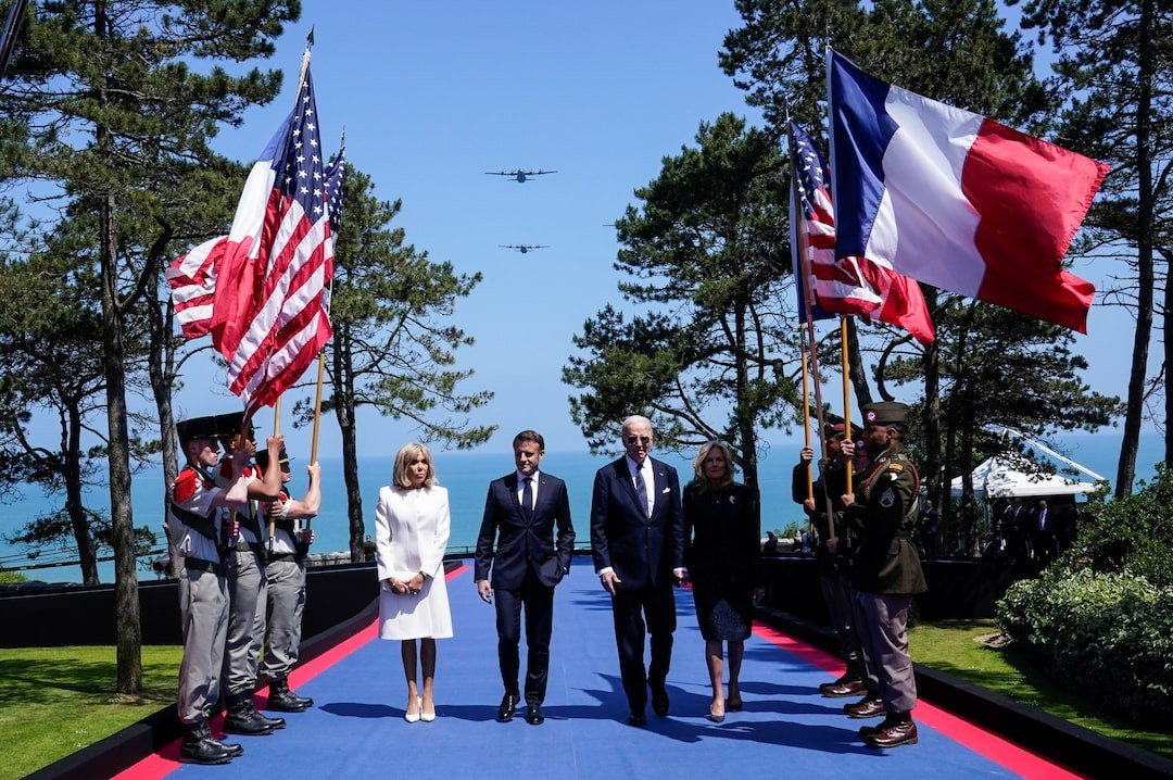 Tổng thống Mỹ Joe Biden và phu nhân Jill Biden, Tổng thống Pháp Emmanuel Macron và phu nhân Brigitte Macron tham dự buổi lễ kỷ niệm 80 năm D-Day tại Nghĩa trang Normandy của lính Mỹ ở Colleville-sur-Mer (Pháp) hôm 6/6. Ảnh: Reuters Tổng thống Mỹ Joe Biden và phu nhân Jill Biden, Tổng thống Pháp Emmanuel Macron và phu nhân Brigitte Macron tham dự buổi lễ kỷ niệm 80 năm D-Day tại Nghĩa trang Normandy của lính Mỹ ở Colleville-sur-Mer (Pháp) hôm 6/6. Ảnh: Reuters