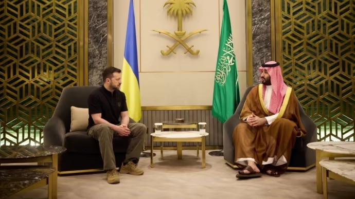Tổng thống Ukraine Volodymyr Zelensky và Thái tử Ả-rập Xê-út Mohammed bin Salman. Ảnh: Pravda Tổng thống Ukraine Volodymyr Zelensky và Thái tử Ả-rập Xê-út Mohammed bin Salman. Ảnh: Pravda