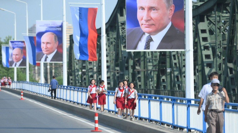 Thủ đô Bình Nhưỡng trang hoàng đón ông Putin. Ảnh: Sputnik Thủ đô Bình Nhưỡng trang hoàng đón ông Putin. Ảnh: Sputnik