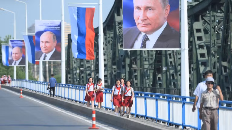 Thủ đô Bình Nhưỡng trang hoàng đón ông Putin. Ảnh: Sputnik Thủ đô Bình Nhưỡng trang hoàng đón ông Putin. Ảnh: Sputnik