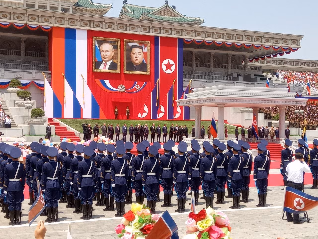 Sáng 19/6, lễ đón chính thức Tổng thống Nga Vladimir Putin diễn ra tại Quảng trường Kim Nhật Thành ở thủ đô Bình Nhưỡng. Quốc ca của hai nước đã vang lên, và lực lượng pháo binh bắn loạt đạn chào mừng. Quảng trường chật cứng người dân địa phương đến chào đón Tổng thống Nga. Ảnh: Sputnik