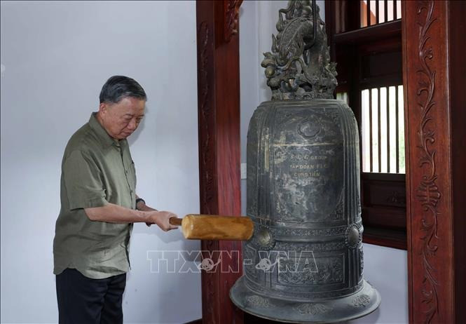 Chủ tịch nước Tô Lâm thỉnh chuông tại lễ dâng hương tưởng niệm Chủ tịch Hồ Chí Minh. Chủ tịch nước Tô Lâm thỉnh chuông tại lễ dâng hương tưởng niệm Chủ tịch Hồ Chí Minh.