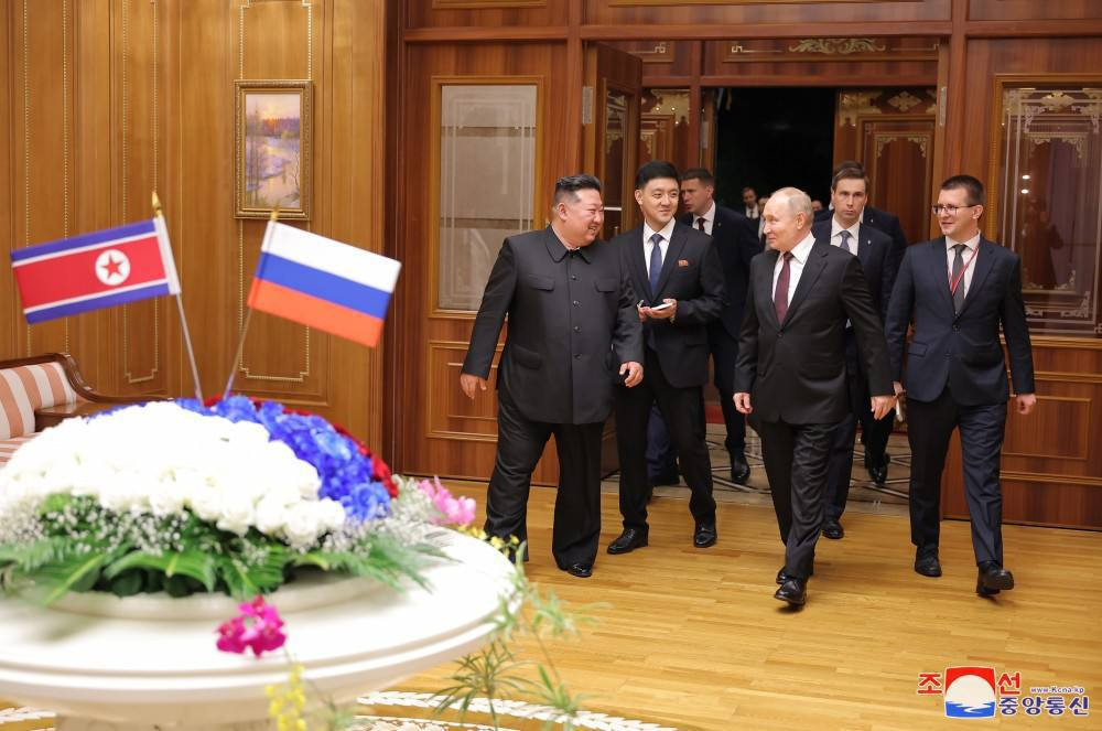 Ông Kim đưa ông Putin đến khu nhà khách Kumsusan. Ảnh: Rodong Sinmun Ông Kim đưa ông Putin đến khu nhà khách Kumsusan. Ảnh: Rodong Sinmun