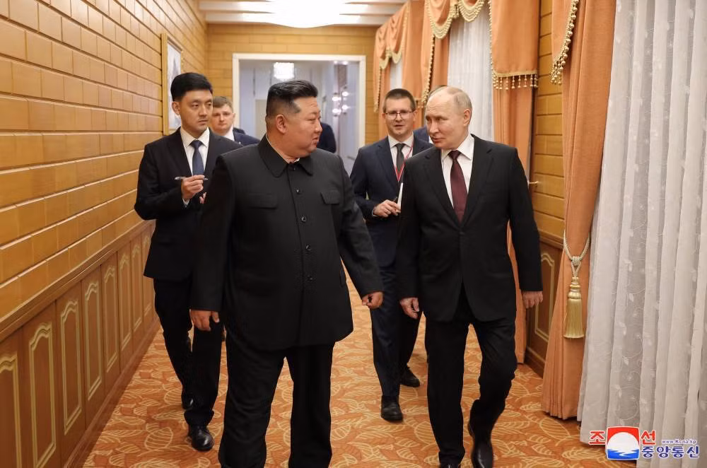 Hai lãnh đạo trò chuyện tại nhà khách. Ảnh: Reuters
