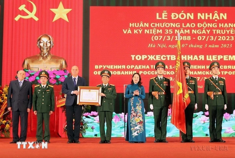 Phó Chủ tịch nước Võ Thị Ánh Xuân trao Huân chương Lao động hạng Nhất cho Trung tâm Nhiệt đới Việt - Nga tại Lễ kỷ niệm 35 năm Ngày truyền thống Trung tâm (7/3/1998-7/3/2023). (Ảnh: Trọng Đức/TTXVN)