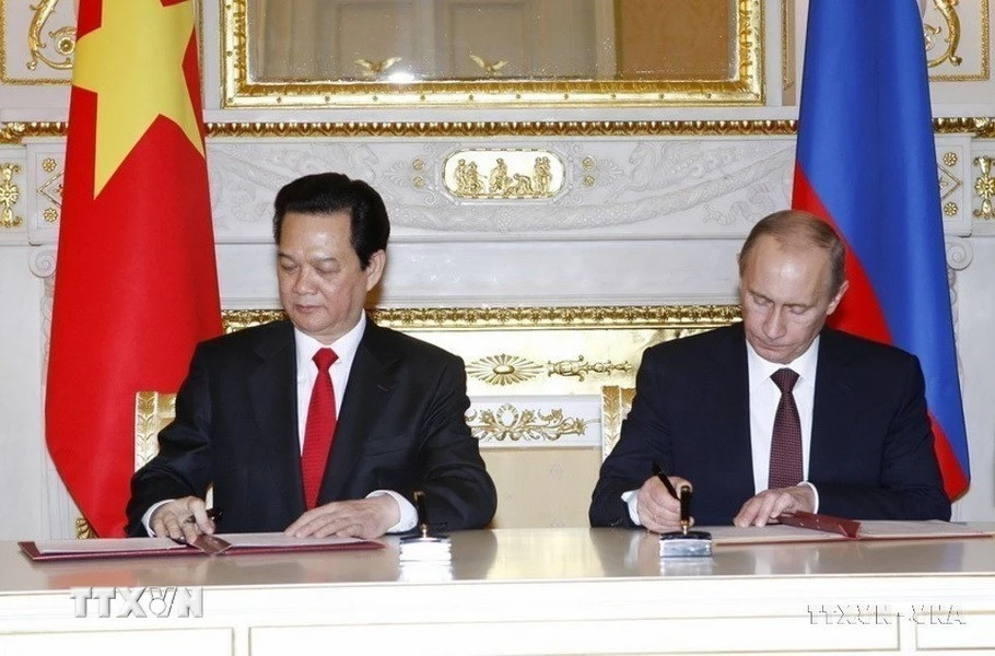 Thủ tướng Nguyễn Tấn Dũng và Thủ tướng Nga Vladimir Putin ký Bản ghi nhớ về kết quả hội đàm (Mátxcơva, 2009). (Ảnh: Đức Tám/TTXVN)