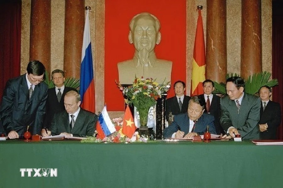 Chủ tịch nước Trần Đức Lương và Tổng thống Vladimir Putin ký Tuyên bố chung về Quan hệ Đối tác Chiến lược giữa Việt Nam và Liên bang Nga (Hà Nội, 1/3/2001). (Ảnh: Nguyễn Khang/TTXVN)