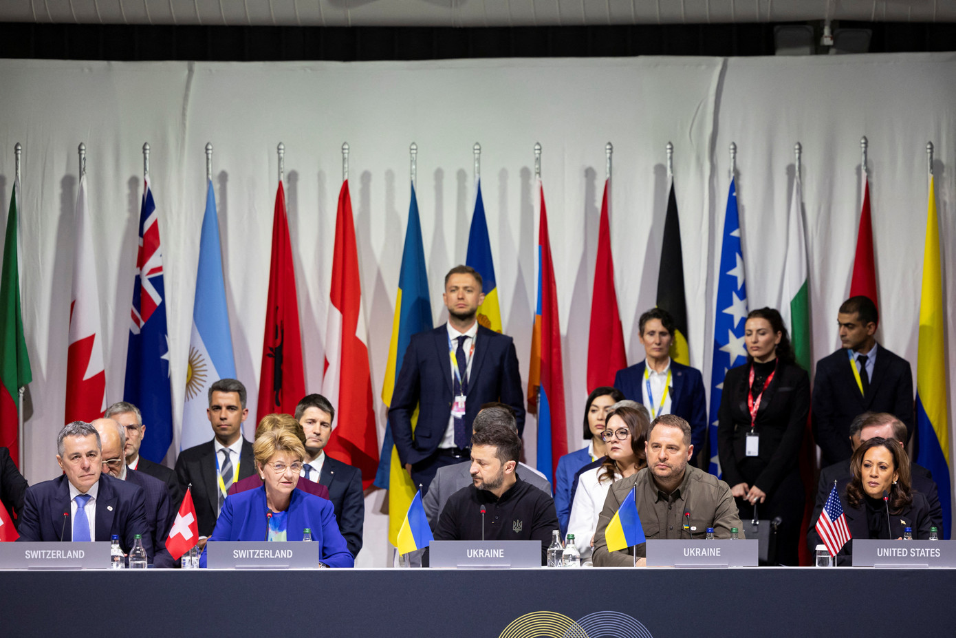 Tổng thống Ukraine Volodymyr Zelensky (giữa) cùng các lãnh đạo quốc tế tại hội nghị. Ảnh: Reuters