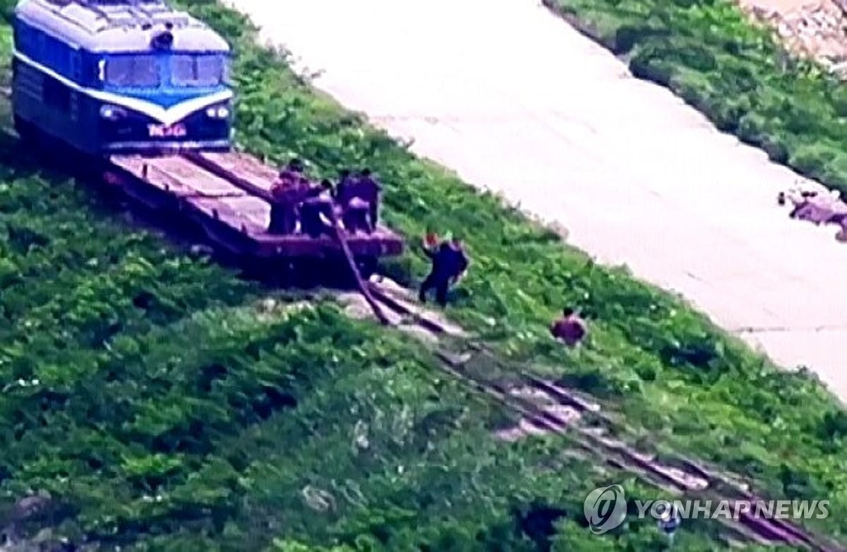 Binh sĩ Triều Tiên làm việc tại DMZ ngày 18/6. Ảnh: Yonhap Binh sĩ Triều Tiên làm việc tại DMZ ngày 18/6. Ảnh: Yonhap