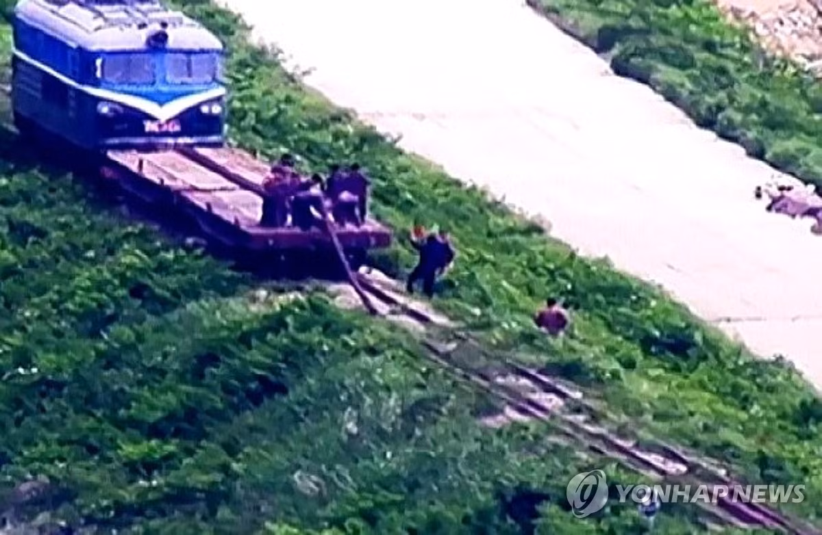 Binh sĩ Triều Tiên làm việc tại DMZ ngày 18/6. Ảnh: Yonhap