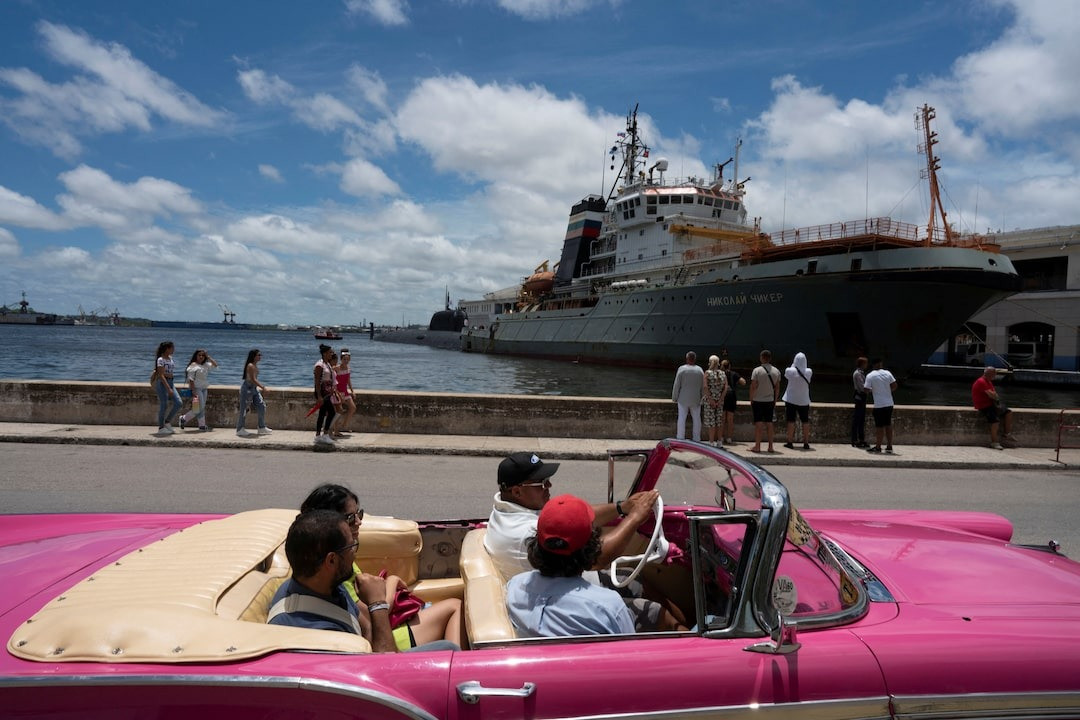 Người dân Cuba xem tàu chiến Nga ở cảng Havana. Ảnh: Reuters