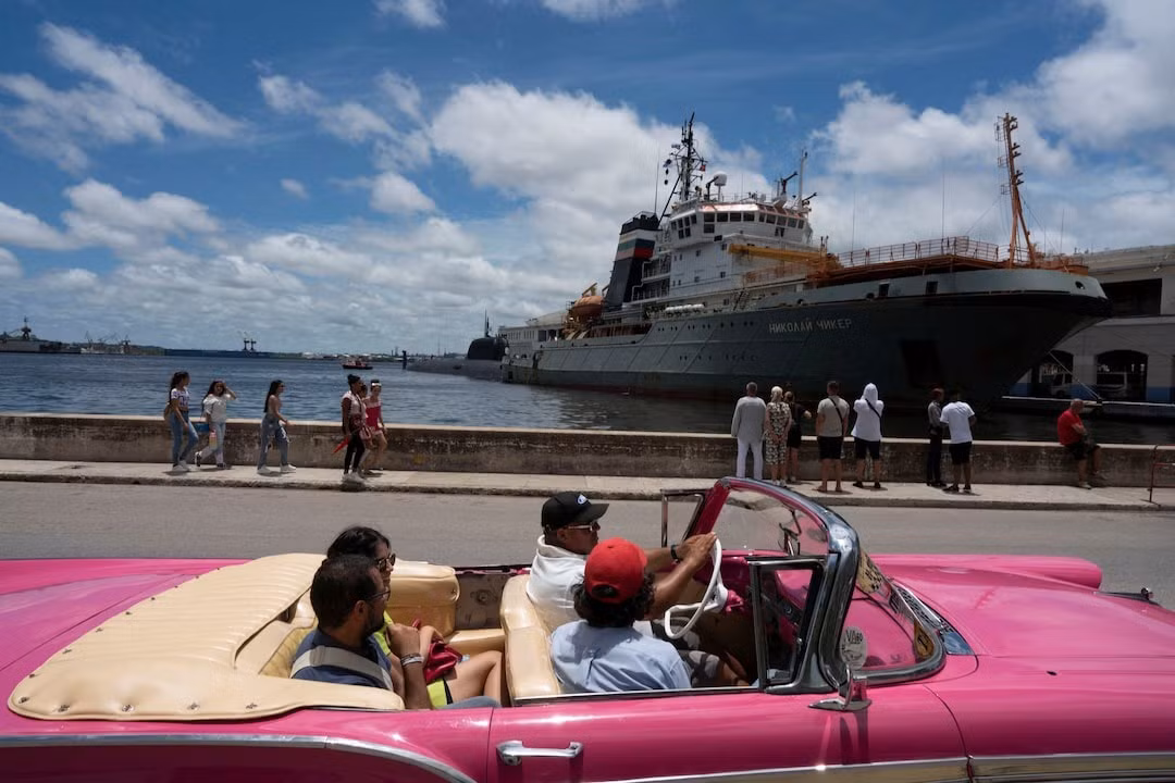 Người dân Cuba xem tàu chiến Nga ở cảng Havana. Ảnh: Reuters