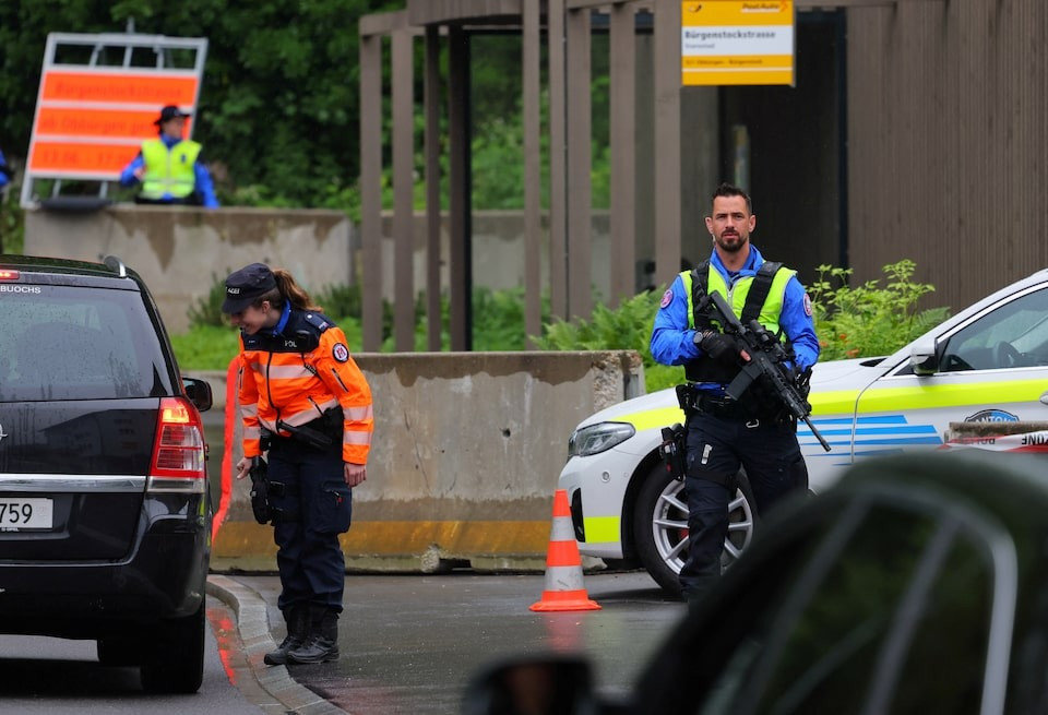 Bên ngoài khu vực tổ chức hội nghị thượng đỉnh ở Thụy Sĩ. Ảnh: Reuters