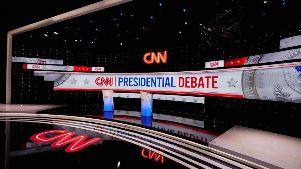 Sân khấu nơi diễn ra cuộc tranh luận. Ảnh: CNN
