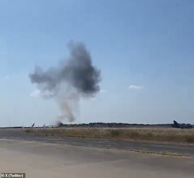 Một máy bay rơi xuống và bốc cháy. Ảnh: X